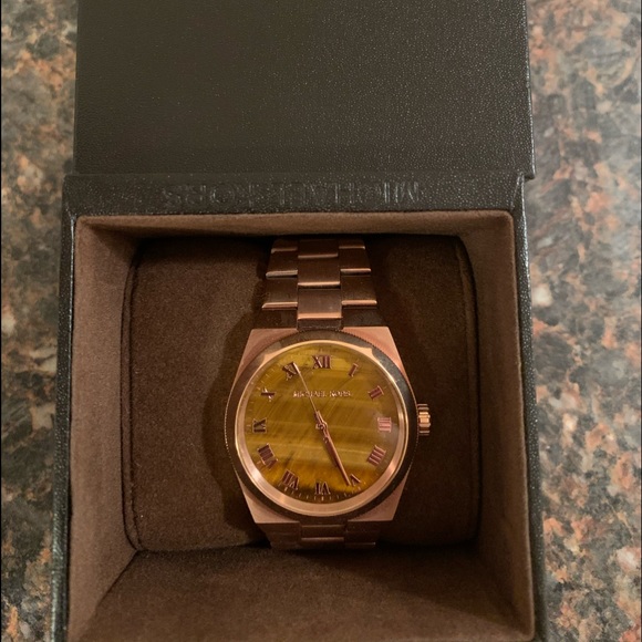 Women’s Micheal Kors watch - Picture 1 of 3